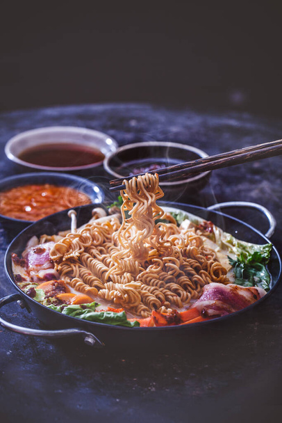 Heiße Nudeln Kimchi Ramen, koreanische Küche - Foto, Bild