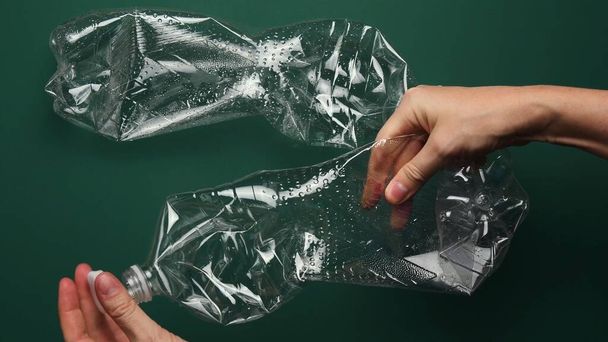 POV γυναικεία χέρια αποσπώμενο πώμα από πλαστική φιάλη για ανακύκλωση - Φωτογραφία, εικόνα