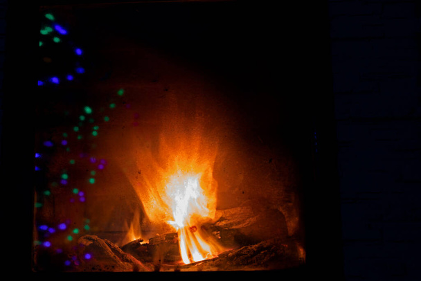 φωτιά γιορτή, καύση φωτιά σε σκούρο φόντο με φώτα που αναβοσβήνουν, οριζόντια - Φωτογραφία, εικόνα