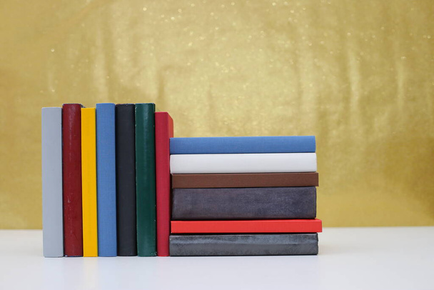 Libros sobre la mesa con fondo dorado - Foto, Imagen
