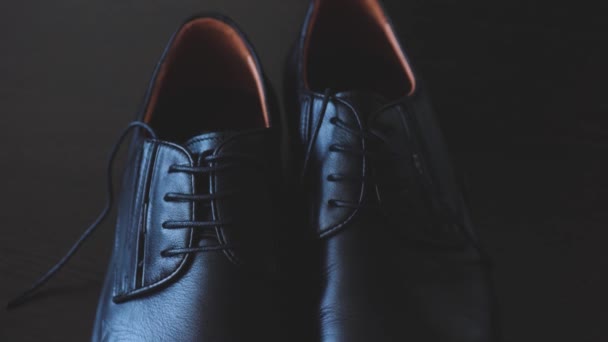 Férfi cipő az üzlethez és a munkához. Férfi fekete divatos cipő - Felvétel, videó