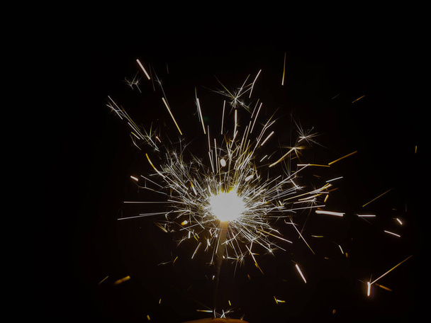 Égő csillagszóró termelő szikra körül, ünneplés tűzijáték és keksz alatt X mas és újév - Fotó, kép