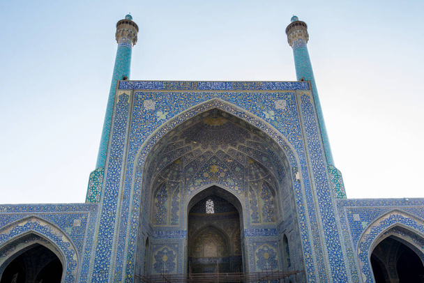 Iwans en el patio principal de la mezquita Shah, situado en el lado sur de la plaza Naghsh-e Jahan, Isfahán, Irán. - Foto, Imagen