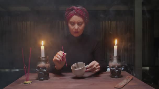 Vezető boszorkány nő jövendőmondó kezében kávéscsésze és olvasás sors - Felvétel, videó