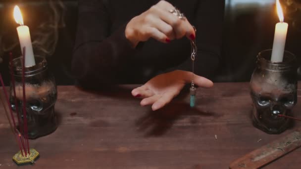 Nahaufnahme einer Wahrsagerin verwendet einen blauen Zauberkristall für zukünftiges Erzählritual - Filmmaterial, Video