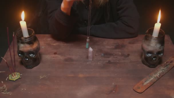Közelkép jövendőmondó tarot olvasó használ kék mágikus kristály és tarot caard a jövőben mond rituálé - Felvétel, videó