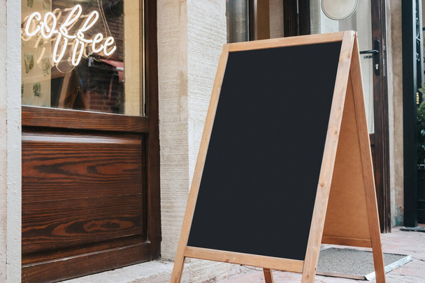 Blank board stand mock up white signage outdoor, εστιατόριο πρότυπο μενού - Φωτογραφία, εικόνα
