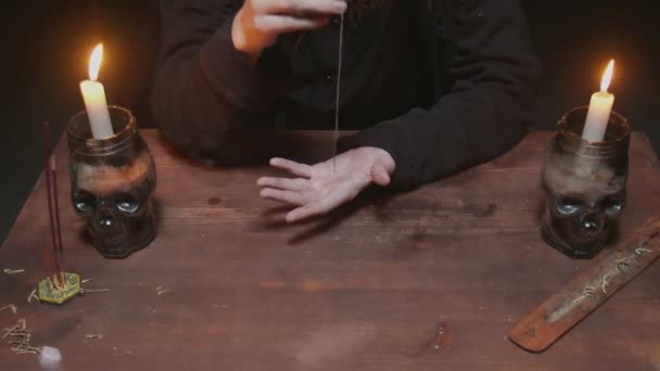 Közelkép boszorkány női jövendőmondó használ tűt cérna mágikus jóslás rituálé - Felvétel, videó