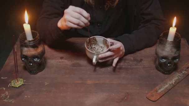 Крупный план колдуньи гадалка держит чашку кофе и читает судьбу - Кадры, видео