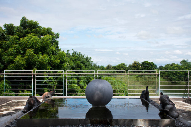 Fuente de Kugel o fuentes de esfera de piedra girando decoración de agua de jardín al aire libre en la ciudad de Singburi en las provincias de Sing Buri de Tailandia - Foto, imagen