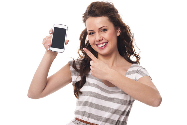 Mujer mostrando en la pantalla del teléfono móvil
 - Foto, Imagen