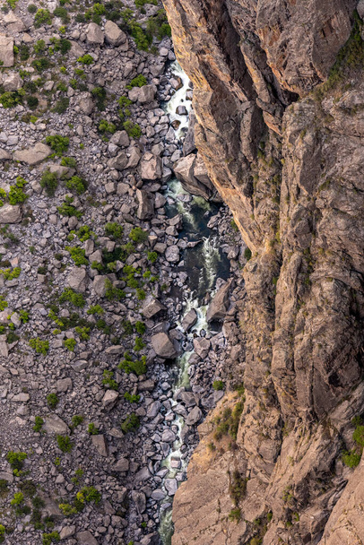 El río Gunnison muy por debajo del borde del cañón - Foto, imagen