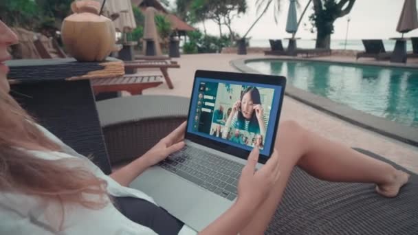 Csinos nő hűtés szabadtéri teraszon medencével videokonferencia kollégáival ötletelés és eszmecsere - Felvétel, videó