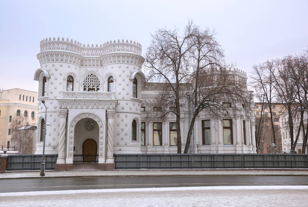 Arszenij Morozov kastélya, ma az Orosz Föderáció kormányának fogadóháza; 1959-től az 1990-es évek végéig - a külföldi népekkel való barátság háza) - Fotó, kép