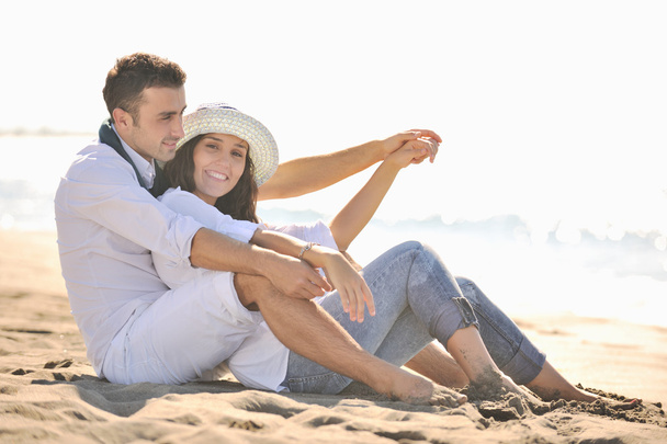 feliz joven pareja divertirse en hermosa playa - Foto, Imagen