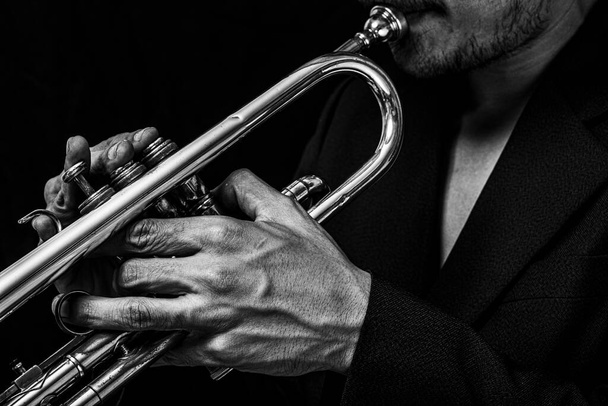 Primer plano clásico trompeta musical banda sinfónica blanco y negro. - Foto, imagen