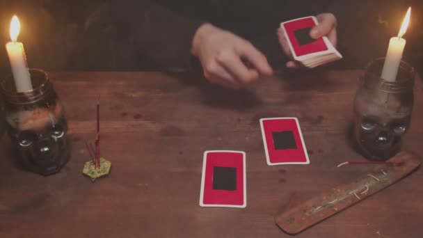 Nahaufnahme des mysteriösen Zauberers männliche Wahrsagerin verwendet Tarot-Karte und Telefon, um Zukunft zu lesen - Filmmaterial, Video