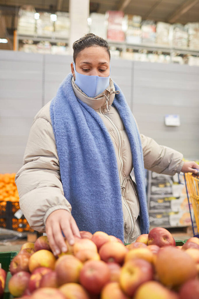 Mujer eligiendo frutas - Foto, Imagen