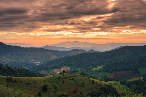 Napkelte a zöld dombon, vidéken a nemzeti parkban. Doi Mae Tho, Chiang Mai, Thaiföld - Fotó, kép