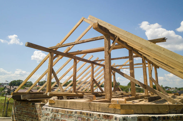 Vista aérea de la casa inacabada con estructura de marco de techo de madera en construcción. - Foto, imagen