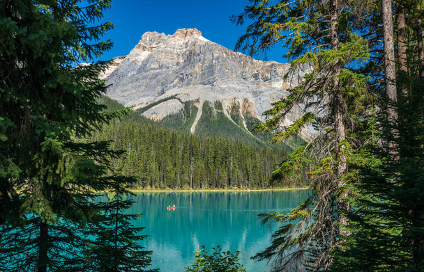 Lago Esmeralda en verano día soleado con Michael Peak Mountain en el fondo. Parque Nacional Yoho, Rockies Canadienses, Columbia Británica, Canadá. - Foto, imagen