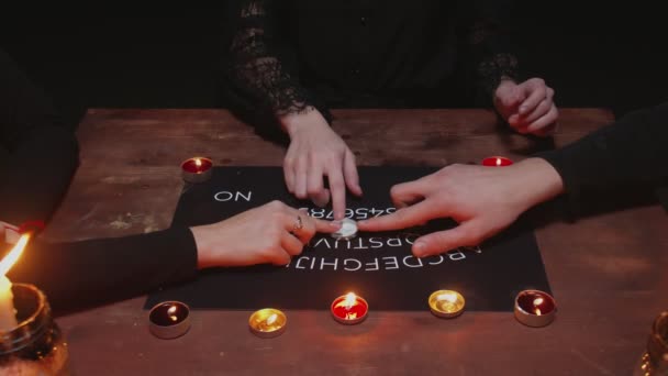 Τρία χέρια χρησιμοποιεί Ouija Board Spirit Game - Πλάνα, βίντεο