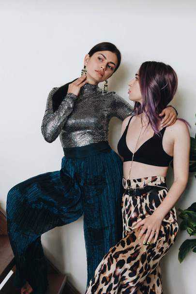 LMBT leszbikus pár ölelés otthon - Fotó, kép