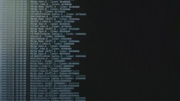 Blauwe computersoftware code beweegt op een zwarte monitor. Computer hacken in proces, dynamische tekst draait en stroomt op pc scherm. - Video