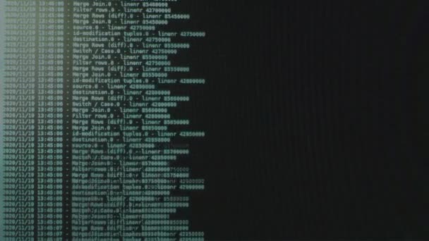 Azure computersoftware code beweegt op een zwarte monitor. Computer hacken in proces, dynamische tekst draait en stroomt op pc scherm. - Video
