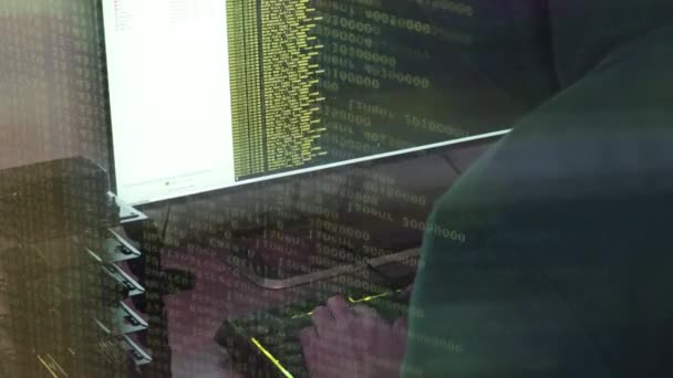 Hakkerimies kirjoittaa keltaisen koodin hyökkäystä varten. Ohjelmoi virus tietokoneella. - Materiaali, video