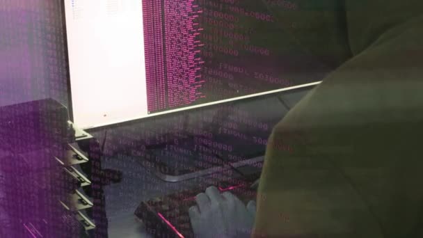 Een hacker schrijft de roze code voor een aanval. Programmeer een virus met uw computer. - Video