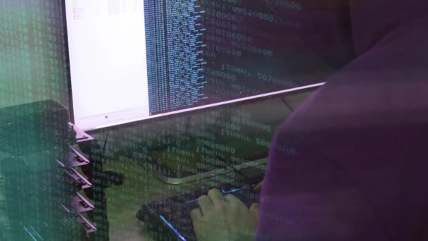 ハッカーは攻撃のために青いコードを書きます。コンピュータでウイルスをプログラムする. - 映像、動画
