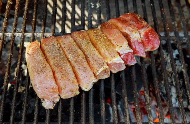 Grillowane mięso grill na grillu pieczeń gotowanie smoky - Zdjęcie, obraz