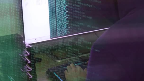 Een hacker schrijft de azuurblauwe code voor een aanval. Programmeer een virus met uw computer. - Video