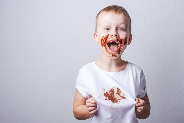 chocolate stain on white baby clothes. High quality photo - Foto, immagini
