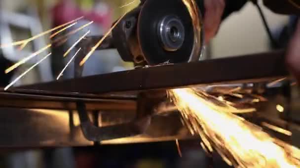 Grinder disco de corte de tubería de metal en el espacio de trabajo - Imágenes, Vídeo