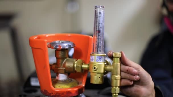 Γυναίκα ρύθμιση μηχάνημα συγκόλλησης μετρητή πίεσης - Πλάνα, βίντεο