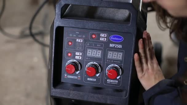 Femme ajustant la température sur la machine à souder - Séquence, vidéo