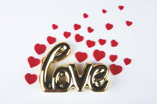 Liefde tekst, gouden letters met Valentijnsdag concept. - Foto, afbeelding