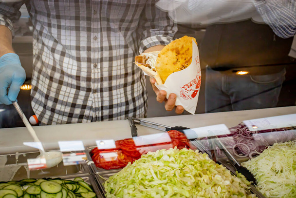 Doner Kebab em um restaurante local de pizza e giroscópios - Foto, Imagem