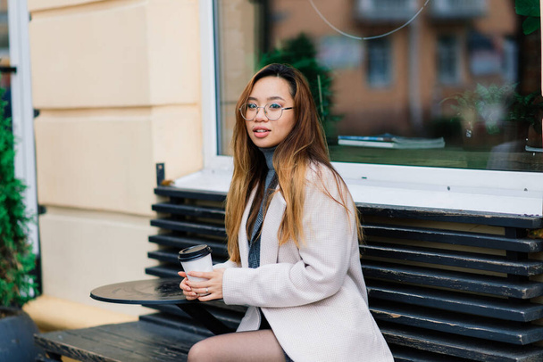 feliz asiático mulher estudante no cidade rua, educação conceito - Foto, Imagem