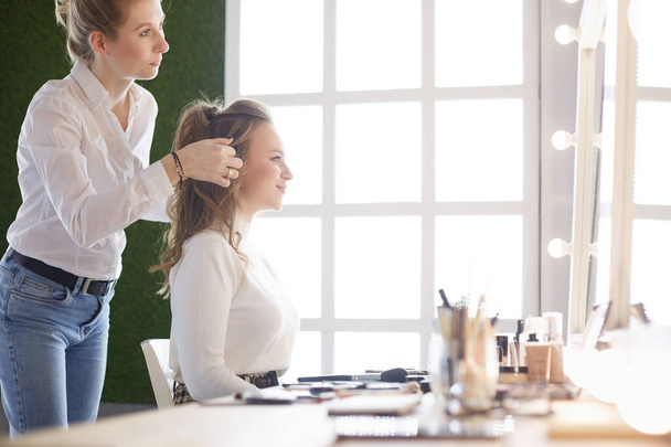 make up artist facendo professionale make up di giovane donna - Foto, immagini