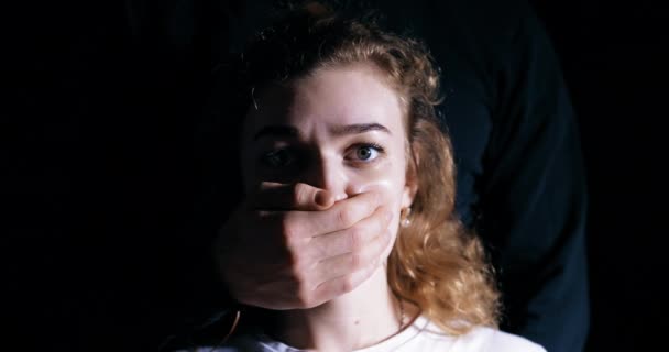 Przemoc domowa, gwałciciel zakrywa usta ofiar, kobieta krzyczy - Materiał filmowy, wideo