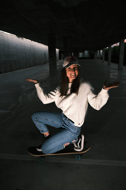 fiatal nő korcsolyázás egy parkolóban - Fotó, kép