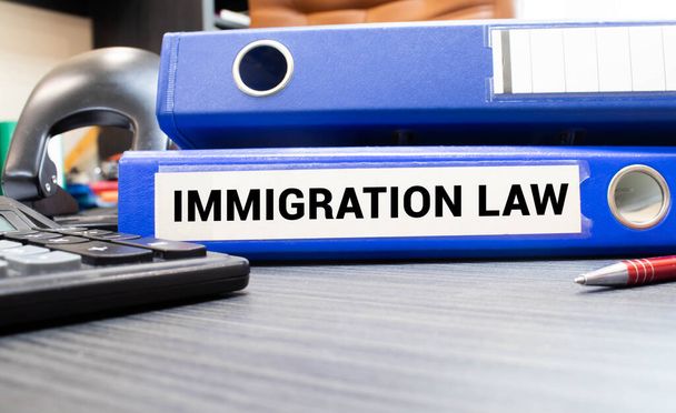 Cartella blu con l'etichetta Legge sull'immigrazione, concetto - Foto, immagini