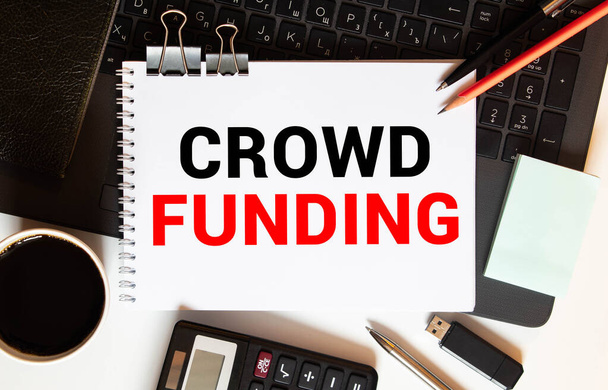 Crowd Funding, A golden malacka bank, kártya és számológép a fa háttér szöveges Crowd Funding. - Fotó, kép