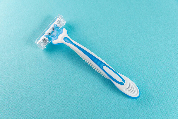 Blaues und weißes modernes Rasiermesser - Detail im Makro - Foto, Bild