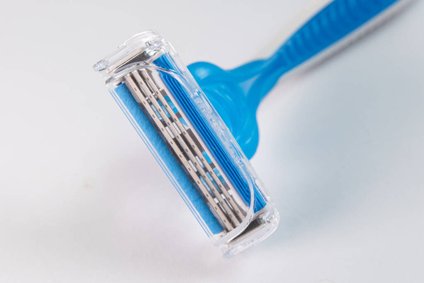 Blaues und weißes modernes Rasiermesser - Detail im Makro - Foto, Bild