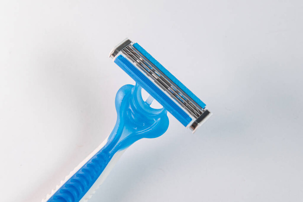 Сине-белая современная бритва - деталь в макросе - Фото, изображение