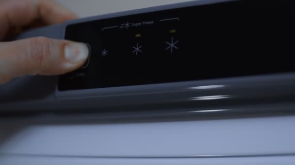 Elektronische Steuerung auf einem Touchpanel einer Gefriertruhe. Warnblinker. Temperaturanpassung. Modernes Tiefkühlkonzept. 4K-Video - Filmmaterial, Video